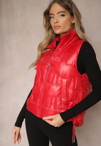 Renee - Czerwona Kamizelka Pikowana Ozdobiona Troczkami i Stójką Terinora. Okazja: na co dzień. Typ kołnierza: kołnierzyk stójkowy. Kolor: czerwony. Materiał: jeans. Wzór: aplikacja. Styl: casual, elegancki #4