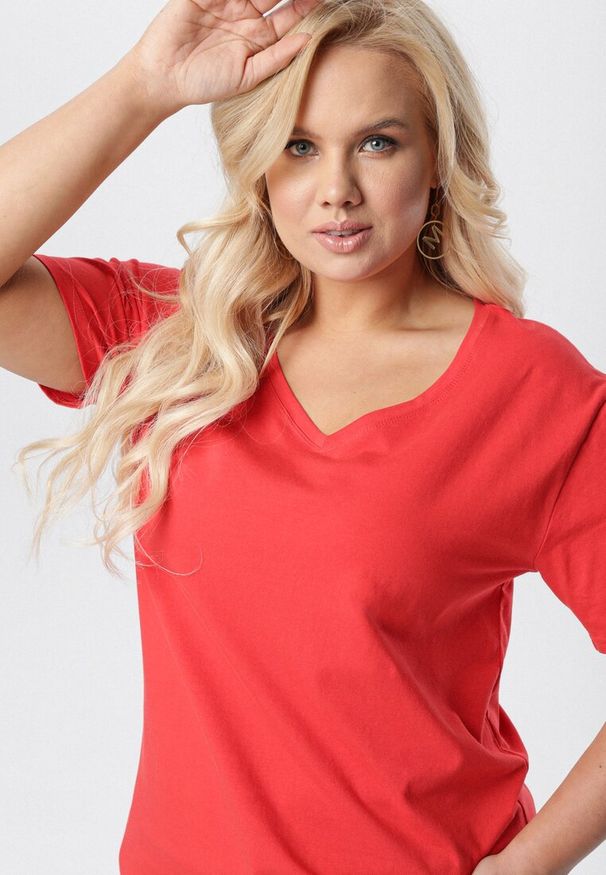 Born2be - Czerwony T-shirt Genilin. Okazja: na co dzień. Typ kołnierza: dekolt w serek. Kolekcja: plus size. Kolor: czerwony. Materiał: jeans. Styl: casual