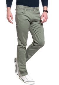 Wrangler - MĘSKIE SPODNIE MATERIAŁOWE WRANGLER GREENSBORO DUSTY OLIVE W15QWA275 112127116. Materiał: materiał #10