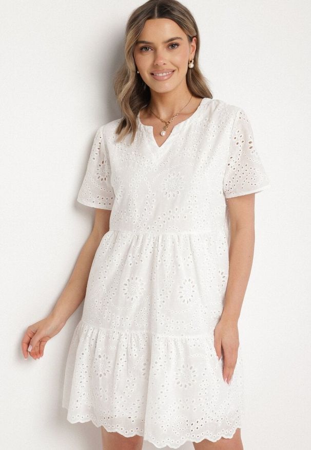 Born2be - Biała Haftowana Bawełniana Sukienka z Ażurowym Wzorem Lumoreline. Okazja: na spacer, na co dzień. Kolor: biały. Materiał: bawełna. Wzór: ażurowy, haft. Sezon: lato. Typ sukienki: proste. Styl: casual, elegancki