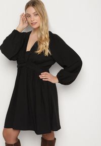 Born2be - Czarna Rozkloszowana Sukienka z Marszczeniem w Talii i Dekoltem w Serek Salindea. Okazja: na co dzień. Typ kołnierza: dekolt w serek. Kolekcja: plus size. Kolor: czarny. Długość rękawa: długi rękaw. Typ sukienki: dla puszystych. Styl: casual, elegancki