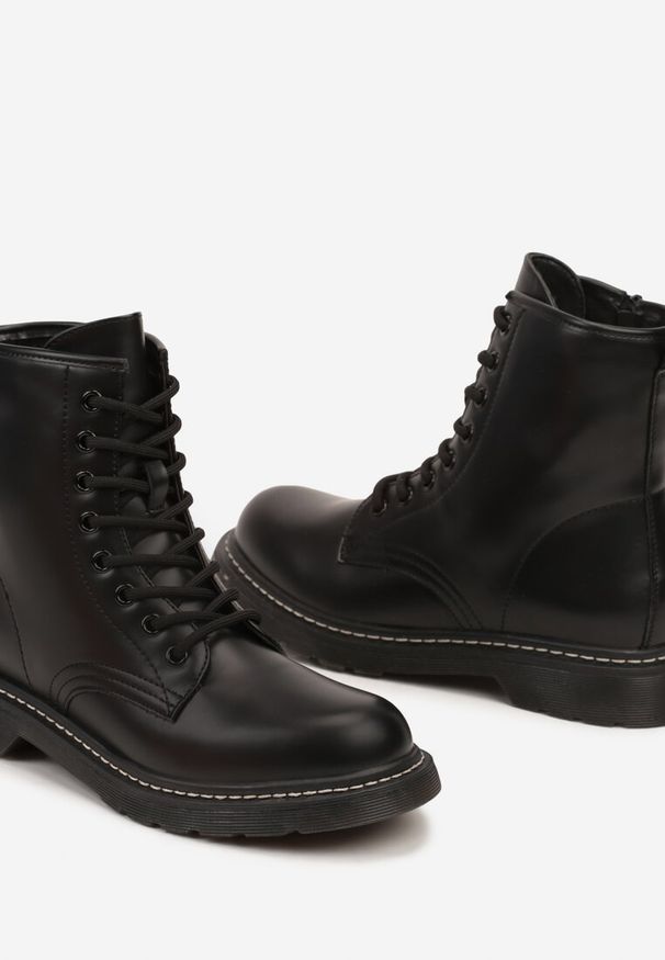 Renee - Czarne Botki Workery na Płaskiej Podeszwie ze Sznurowaniem Moveale. Okazja: na co dzień. Zapięcie: sznurówki. Kolor: czarny. Materiał: jeans, skóra. Obcas: na płaskiej podeszwie. Styl: elegancki, casual