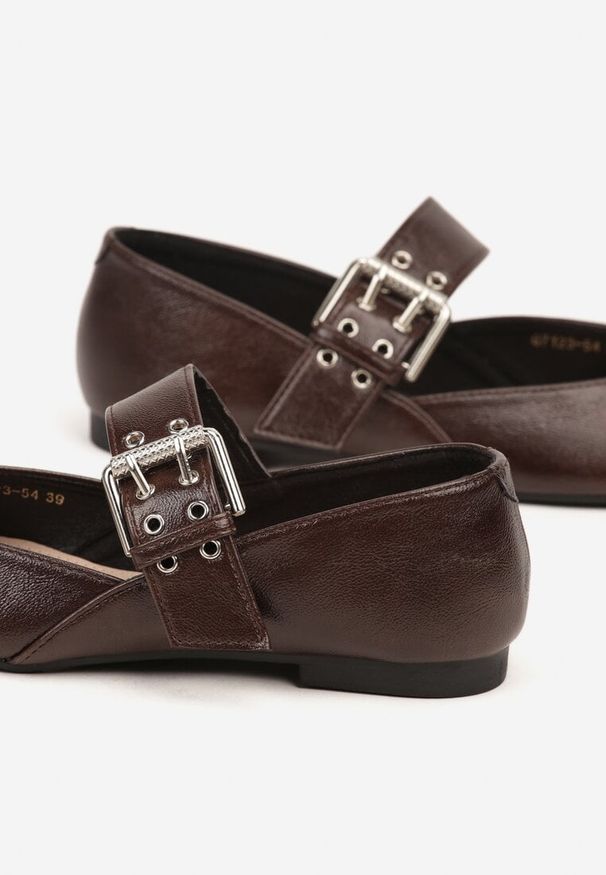 Born2be - Brązowe Balerinki Vices ze Skórzaną Wkładką i Szerokim Paskiem ze Sprzączką Rilucea. Okazja: na co dzień. Zapięcie: pasek. Kolor: brązowy. Materiał: skóra. Obcas: na płaskiej podeszwie. Styl: casual, rockowy