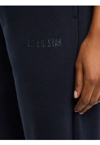 Big-Star - Spodnie dresowe damskie granatowe Kathy 403. Kolor: niebieski. Materiał: dresówka. Wzór: nadruk #11