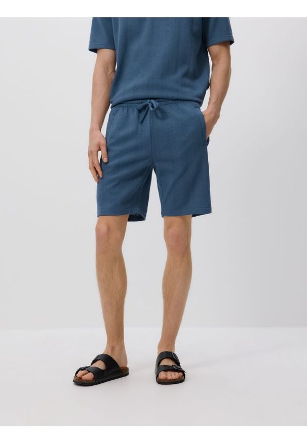 Reserved - Strukturalne szorty regular - granatowy. Kolor: niebieski. Materiał: bawełna, dzianina