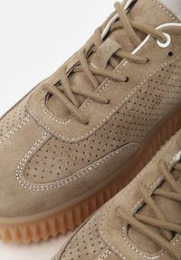 Renee - Ciemnobeżowe Sneakersy Typu Tenisówki z Zamszu Naturalnego Ozdobione Paskami Tarinella. Okazja: na co dzień. Zapięcie: pasek. Kolor: beżowy. Materiał: zamsz. Wzór: aplikacja #8