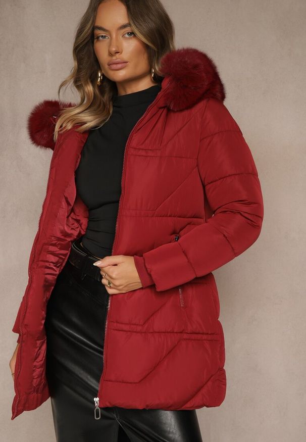 Renee - Bordowa Kurtka z Pikowanymi Przeszyciami i Kapturem z Futrem Anindrie. Okazja: na spacer, na co dzień. Typ kołnierza: kaptur. Kolor: czerwony. Materiał: futro. Styl: casual