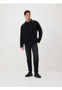 Reserved - Jeansy carrot z efektem sprania - czarny. Kolor: czarny