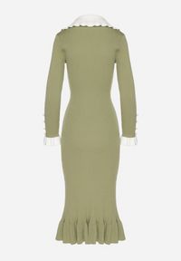 Born2be - Zielona Dzianinowa Sukienka Retro z Wiskozą z Kołnierzykiem i Falbanami Hanlira. Okazja: na co dzień. Kolor: zielony. Materiał: wiskoza, dzianina. Styl: retro #2