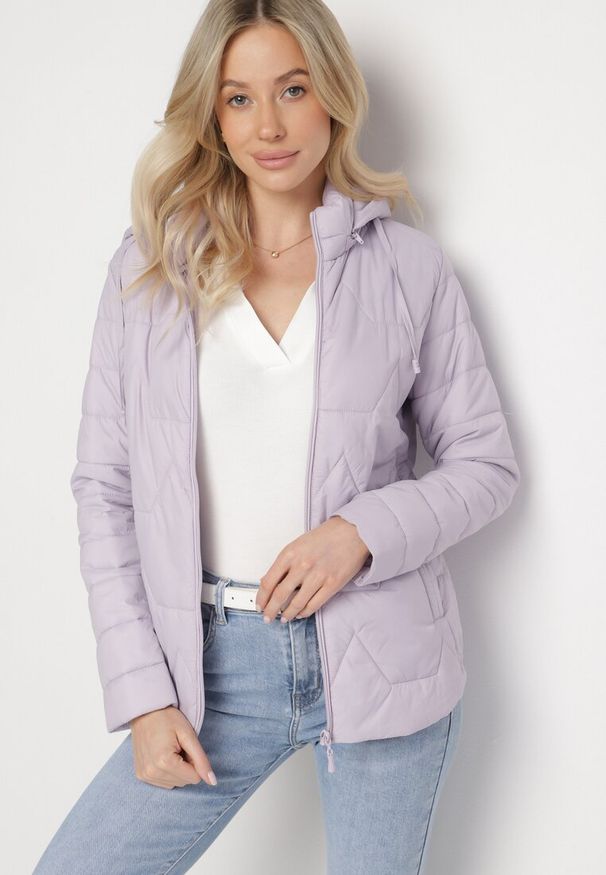 Born2be - Jasnofioletowa Pikowana Kurtka z Odpinanym Kapturem Noridi. Okazja: na co dzień. Kolor: fioletowy. Materiał: jeans. Styl: klasyczny, elegancki, casual