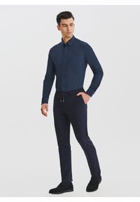 Pako Lorente - PAKO LORENTE – Granatowa dzianinowa koszula męska. Typ kołnierza: kołnierzyk klasyczny. Kolor: czarny, niebieski. Materiał: dzianina. Długość rękawa: długi rękaw. Długość: długie. Wzór: gładki. Styl: klasyczny #9