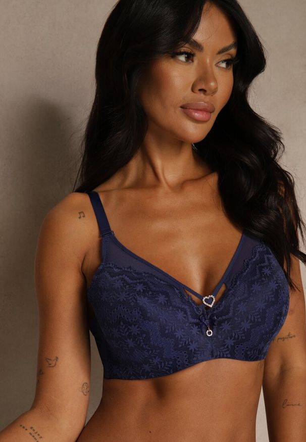 Renee - Granatowy Biustonosz z Koronki z Sercem z Cyrkonii Adrievianna. Kolor: niebieski. Materiał: koronka. Wzór: koronka