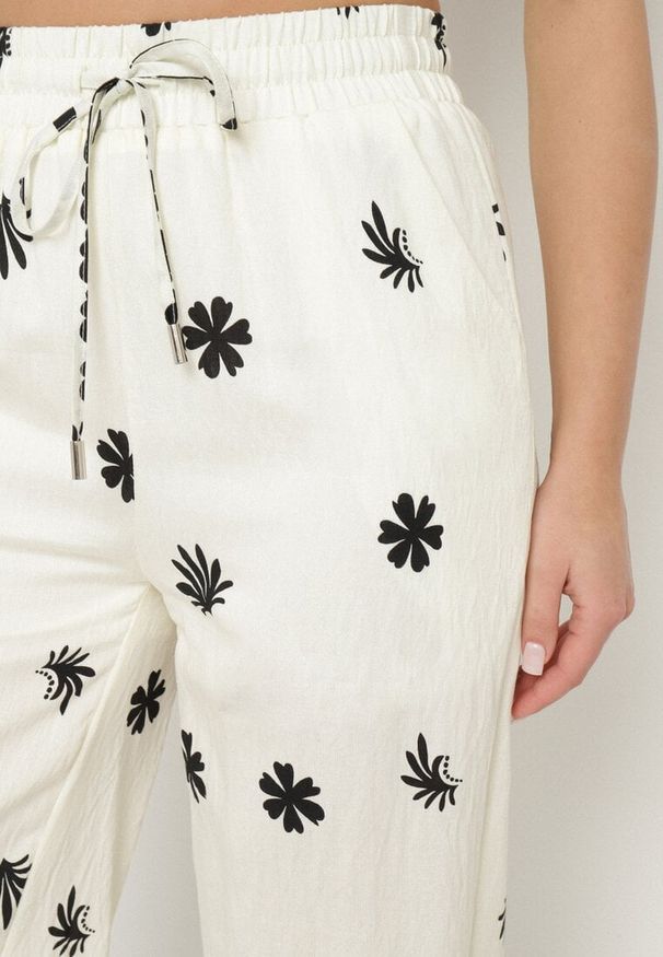 Born2be - Jasnobeżowe Szerokie Spodnie z Wiskozy w Kwiatowy Wzór z Gumką w Pasie Nimiova. Okazja: do pracy, na spotkanie biznesowe. Kolor: beżowy. Materiał: wiskoza. Wzór: kwiaty. Sezon: wiosna, lato. Styl: elegancki, biznesowy