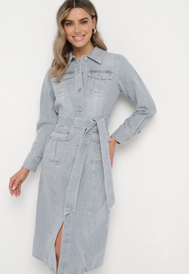 Born2be - Jasnoniebieska Koszulowa Sukienka Jeansowa z Bawełny z Kieszeniami i Materiałowym Paskiem Udettia. Okazja: na co dzień, na spacer. Kolor: niebieski. Materiał: bawełna, jeans, materiał. Typ sukienki: koszulowe. Styl: casual, elegancki