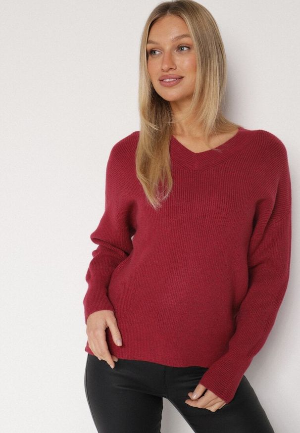 Born2be - Bordowy Sweter z Domieszką Kaszmiru z Dekoltem w Serek Feralaine. Okazja: na co dzień, na spotkanie biznesowe. Typ kołnierza: dekolt w serek. Kolor: czerwony. Materiał: kaszmir. Styl: klasyczny, casual, elegancki, biznesowy