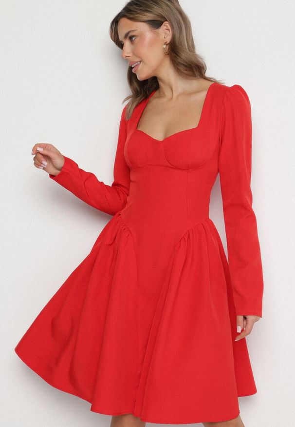 Born2be - Czerwona Rozkloszowana Sukienka z Usztywnianymi Miseczkami Tillimara. Kolor: czerwony. Typ sukienki: dopasowane
