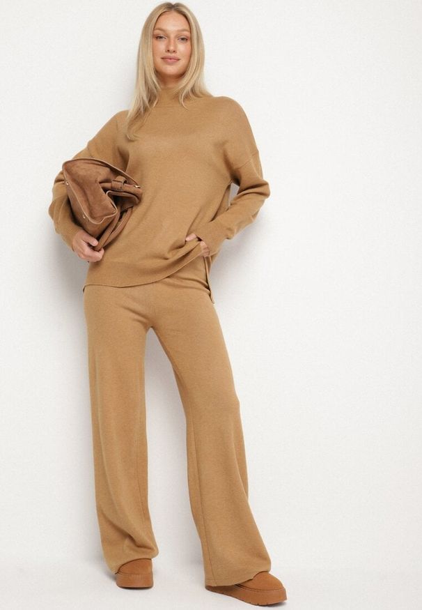 Born2be - Beżowy Dzianinowy Komplet z Wełną Sweter z Półgolfem i Szerokie Spodnie Lanerra. Kolor: beżowy. Materiał: dzianina, wełna. Sport: turystyka piesza