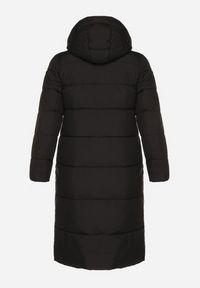 Born2be - Czarna Długa Kurtka Pikowana z Kapturem i Bocznymi Suwakami Mevoressa. Okazja: na co dzień, na spacer. Typ kołnierza: kaptur. Kolekcja: plus size. Kolor: czarny. Materiał: poliester, dzianina, jeans. Długość: długie. Styl: casual #5