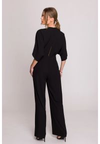 Stylove - Elegancki kombinezon damski z kopertowym dekoltem czarny. Okazja: na imprezę, na wesele, na spotkanie biznesowe, na komunię, na randkę, na ślub cywilny. Kolor: niebieski, fioletowy, czarny. Materiał: tkanina. Długość rękawa: krótki rękaw. Długość: krótkie. Wzór: gładki. Styl: elegancki
