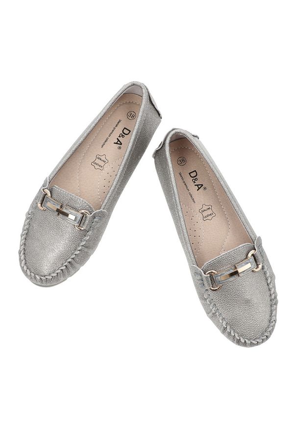 Srebrne Mokasyny S.Barski Wsuwane Obuwie Damskie. Okazja: na co dzień. Zapięcie: bez zapięcia. Kolor: srebrny. Materiał: skóra. Szerokość cholewki: normalna. Styl: klasyczny, casual, elegancki