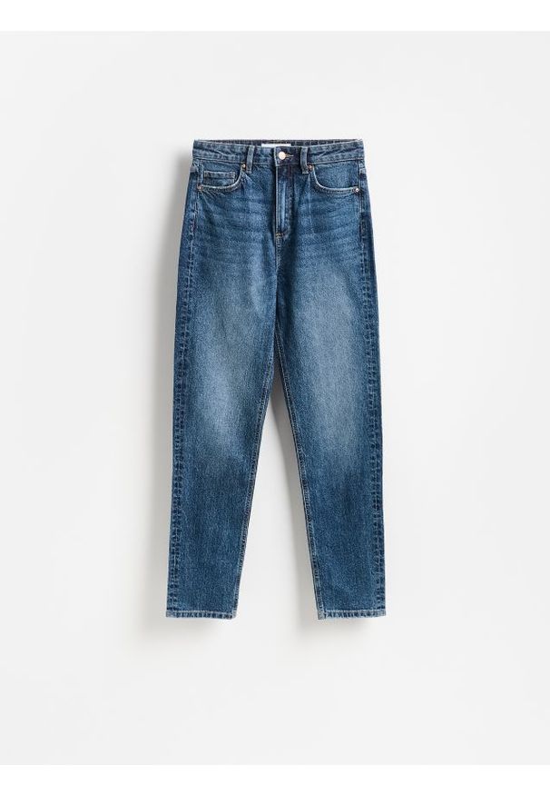 Reserved - Jeansy mom fit slim z dłuższą nogawką - granatowy. Kolor: niebieski. Długość: długie