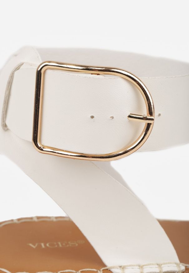 Born2be - Białe Sandały VICES na Niskim Koturnie z Plecionki z Paskiem Wokół Kostki Tetea. Okazja: na co dzień. Zapięcie: pasek. Kolor: biały. Materiał: len. Sezon: lato. Obcas: na koturnie. Styl: casual, klasyczny