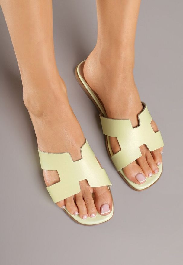Renee - Żółto-Zielone Klapki Vices Ozdobione Wycięciami Arnellta. Okazja: na imprezę. Kolor: żółty. Wzór: aplikacja. Sezon: lato. Styl: elegancki, klasyczny