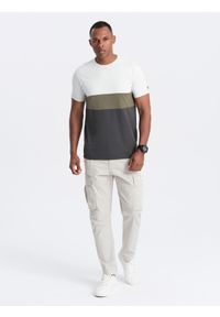 Ombre Clothing - T-shirt męski trójkolorowy w szerokie pasy - kremowo-grafitowy V6 OM-TSCT-0152 - XXL. Okazja: na co dzień. Kolor: szary. Materiał: bawełna, materiał. Wzór: aplikacja. Styl: casual #4