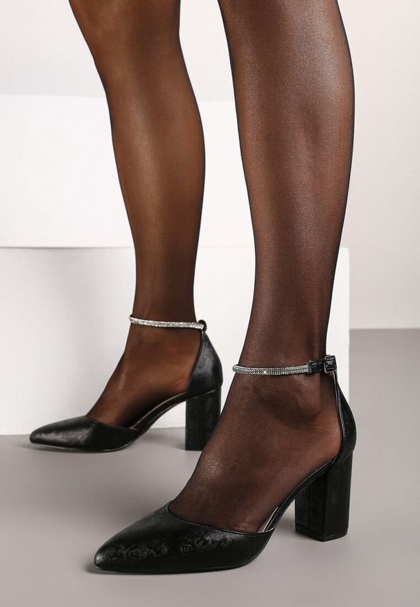 Renee - Czarne Czółenka na Słupku z Paskiem Wokół Kostki Rennithra. Zapięcie: pasek. Kolor: czarny. Obcas: na słupku. Styl: wizytowy