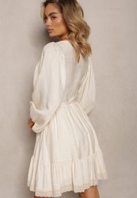Renee - Jasnobeżowa Sukienka Boho Ozdobiona Ażurowymi Wstawkami i Koronką ze Sznurkiem w Talii Lanekade. Kolor: beżowy. Materiał: koronka. Wzór: ażurowy, aplikacja, koronka. Styl: boho