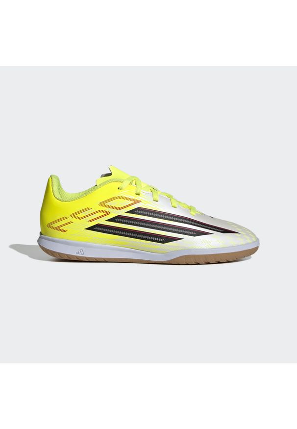 Adidas - Buty do piłki nożnej halowej dla dzieci ADIDAS F50 Club Futsal. Kolor: biały. Szerokość cholewki: normalna. Wzór: gładki. Sport: piłka nożna