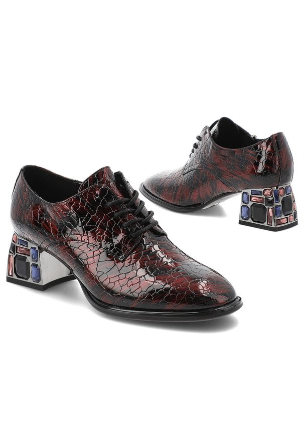 Bordowe Półbuty Artiker Stylowe Obuwie Damskie Na Eleganckim Obcasie. Okazja: na co dzień. Zapięcie: sznurówki. Kolor: czerwony. Szerokość cholewki: normalna. Wzór: aplikacja, kolorowy. Materiał: lakier, skóra. Obcas: na obcasie. Styl: elegancki. Wysokość obcasa: średni