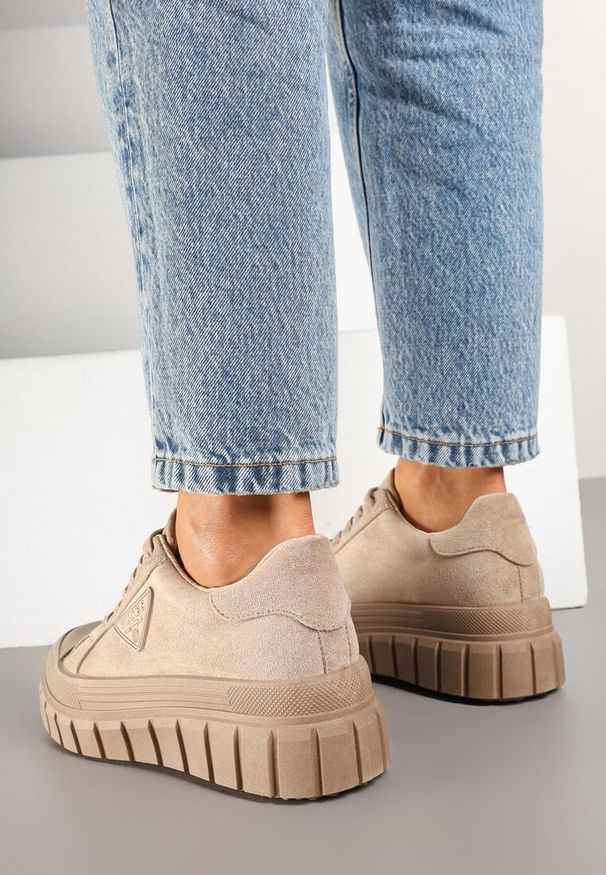 Renee - Ciemnobeżowe Sneakersy Vices na Platformie z Ozdobą i Napisem Leawen. Okazja: na co dzień. Nosek buta: okrągły. Kolor: beżowy. Materiał: jeans. Wzór: napisy, aplikacja. Obcas: na platformie