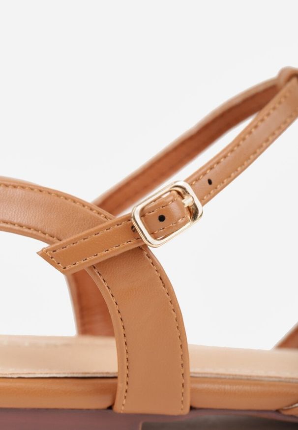 Renee - Brązowe Sandały VICES Ozdobione Cienkimi Paskami Calodora. Okazja: na co dzień. Zapięcie: pasek. Kolor: brązowy. Materiał: jeans. Wzór: aplikacja. Styl: elegancki, casual