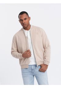 Ombre Clothing - Lekka kurtka męska bomberka z logowaną podszewką - jasnobeżowa V2. Okazja: na co dzień. Kolor: beżowy. Materiał: dzianina, materiał, poliester, bawełna, żakard. Wzór: nadruk, aplikacja. Styl: casual, elegancki #1