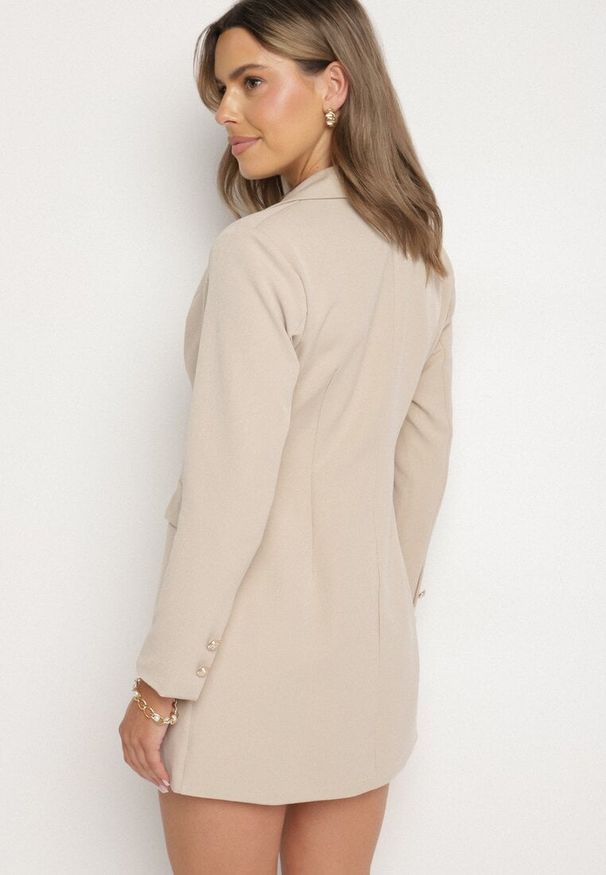 Born2be - Beżowa Taliowana Sukienka z Wiskozą o Jednorzędowym Marynarkowym Kroju Bonigala. Typ kołnierza: dekolt w serek. Kolor: beżowy. Materiał: wiskoza. Styl: elegancki, klasyczny