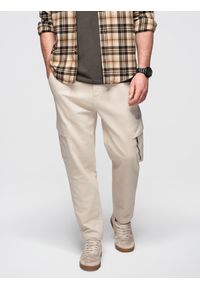 Ombre Clothing - Dzianinowe męskie joggery z kieszeniami cargo – kremowe V1 - Rozmiar: L. Okazja: na co dzień. Kolor: kremowy. Materiał: dzianina. Wzór: aplikacja. Styl: casual #1