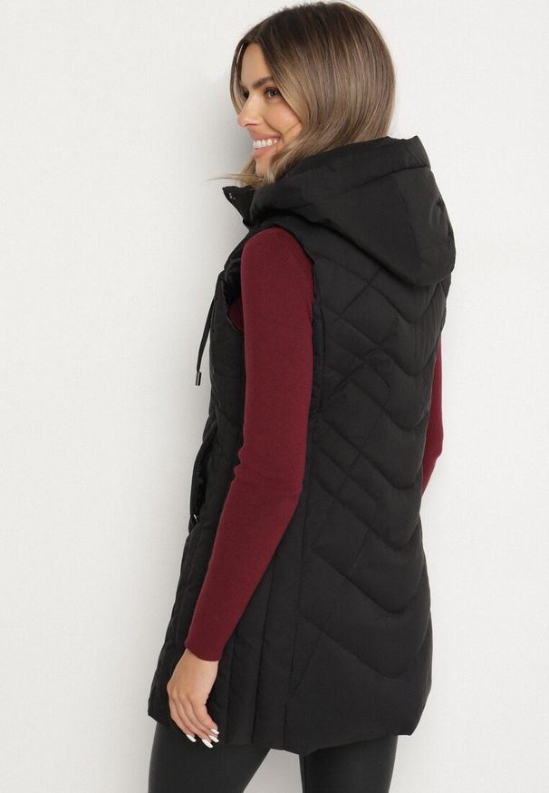 Born2be - Czarna Taliowana Kamizelka z Pikowanymi Przeszyciami i Kapturem Tuloria. Okazja: na spacer. Kolor: czarny. Materiał: jeans