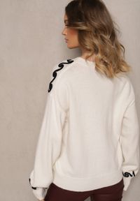 Renee - Jasnobeżowy Sweter z Wiskozą i Geometrycznym Wzorem Senallin. Okazja: na co dzień. Kolor: beżowy. Materiał: wiskoza. Wzór: geometria. Styl: casual #4