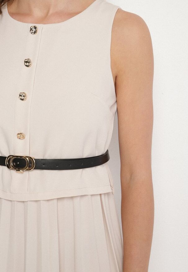 Born2be - Beżowa Sukienka Bez Rękawów z Plisami i Paskiem z Klamrą Iffale. Okazja: na spacer, na co dzień. Kolor: beżowy. Długość rękawa: bez rękawów. Styl: casual, klasyczny