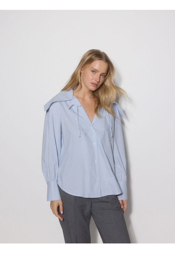 Reserved - Bawełniana koszula z szerokim kołnierzem - wielobarwny. Materiał: bawełna. Wzór: prążki