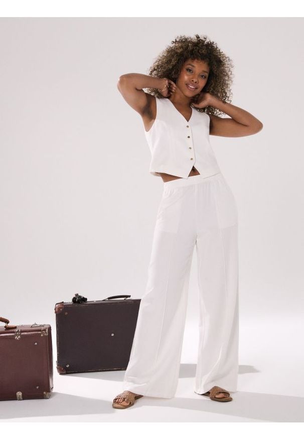 Sinsay - Spodnie wide leg z ozdobnymi przeszyciami - kremowy. Kolor: kremowy