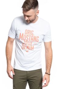 Mustang - T-SHIRT MĘSKI MUSTANG ALEX C PRINT GENERAL WHITE 1009530 2045. Kolor: biały. Wzór: nadruk #6