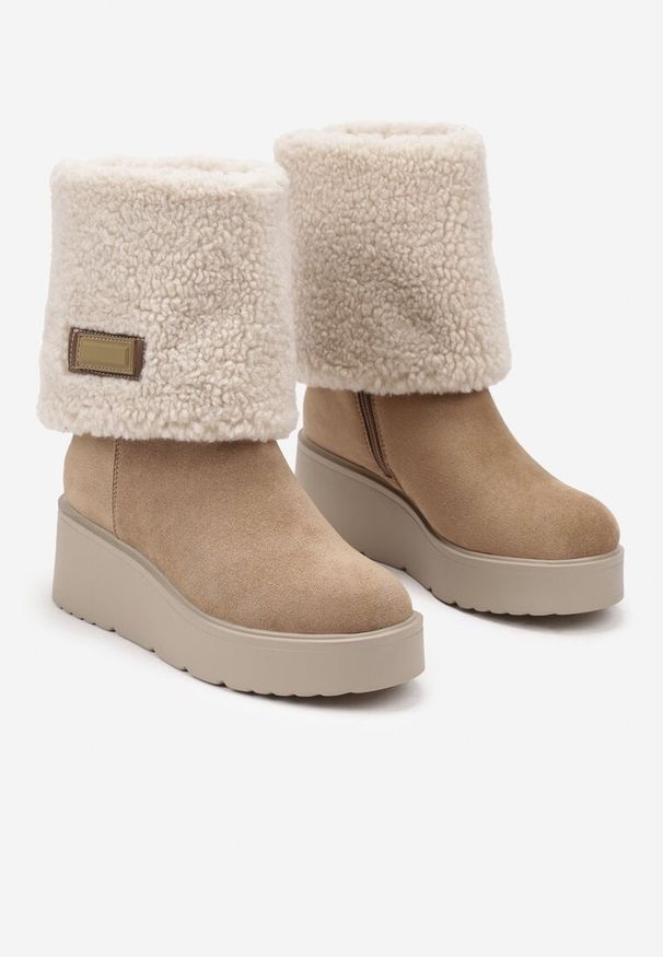Born2be - Beżowe Botki na Koturnie z Wywijaną Cholewką i Barankiem Irilaura. Okazja: na co dzień. Kolor: beżowy. Materiał: jeans, wełna. Szerokość cholewki: normalna. Obcas: na koturnie. Styl: wizytowy, elegancki, casual