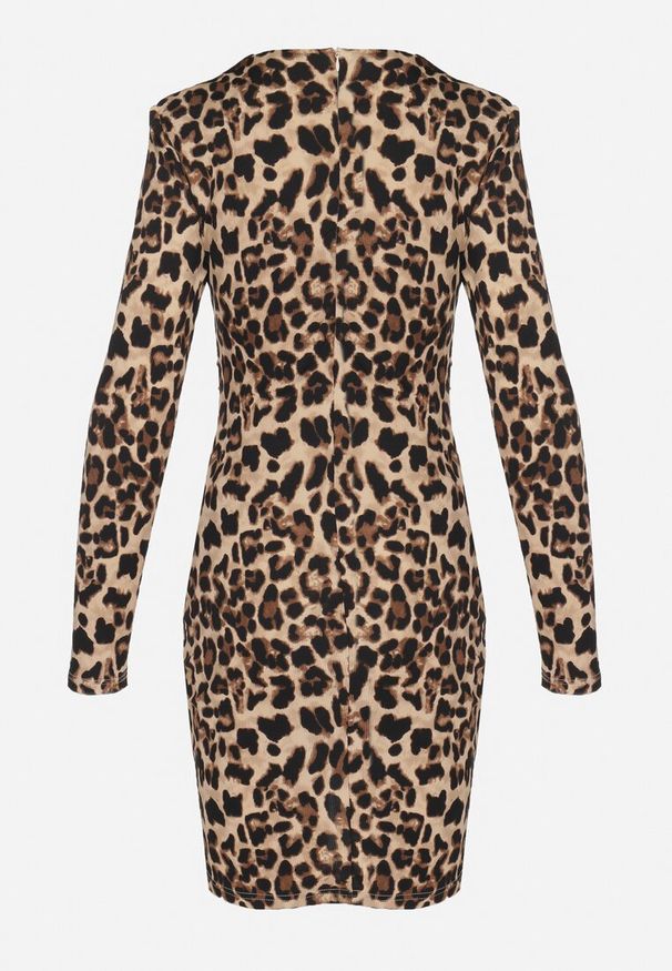 Born2be - Ciemnobeżowa Marszczona Sukienka w Panterkę o Dopasowanym Kroju z Usztywnionymi Ramionami Tifitha. Kolor: beżowy. Materiał: skóra. Długość rękawa: długi rękaw. Wzór: motyw zwierzęcy. Styl: klasyczny, elegancki, wizytowy