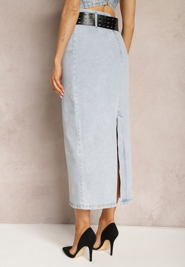Renee - Jasnoniebieska Jeansowa Spódnica Midi Bawełniana z Ażurowym Paskiem i Klamrą Allerio. Kolor: niebieski. Materiał: bawełna, jeans. Wzór: ażurowy. Styl: elegancki