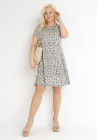 Born2be - Biało-Czarna Trapezowa Sukienka Mini w Kwiatowy Wzór Aganis. Kolor: biały. Materiał: materiał. Długość rękawa: krótki rękaw. Wzór: kwiaty. Typ sukienki: trapezowe. Długość: mini #4