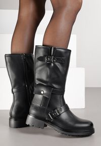 Renee - Czarne Botki Biker Boots Zdobione Klamerkami i Kieszonką Nalinnea. Okazja: na imprezę, na co dzień. Kolor: czarny. Materiał: jeans, skóra. Wzór: aplikacja. Styl: elegancki, casual, rockowy #7