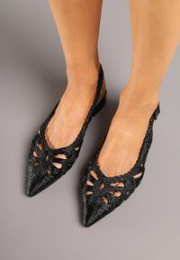 Renee - Czarne Sandały Slingback z Szydełkową Cholewką z Metalicznymi Przeszyciami Frolette. Okazja: na co dzień. Zapięcie: pasek. Kolor: czarny. Materiał: jeans. Obcas: na obcasie. Styl: casual, elegancki. Wysokość obcasa: niski #5