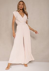 Renee - Beżowy Kopertowy Kombinezon Wide Leg Zdobiony Plisami i Paskiem z Klamrą Salirella. Okazja: na co dzień. Kolor: beżowy. Wzór: aplikacja. Styl: elegancki, casual